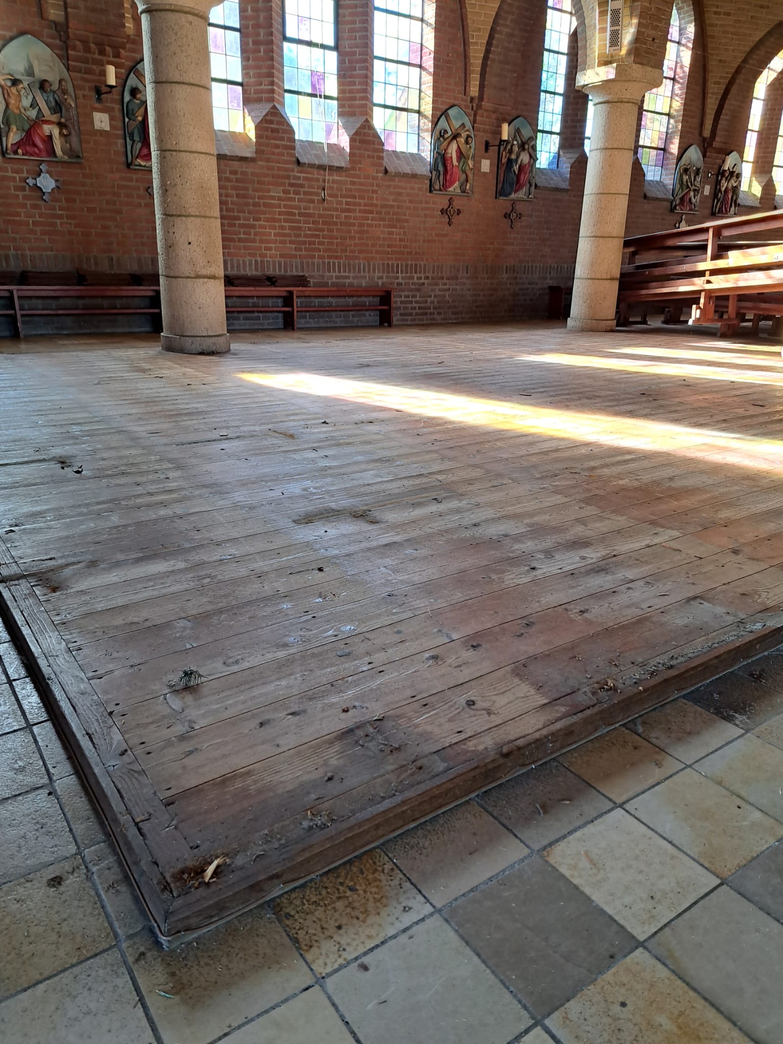 Houten planken kerkvloer