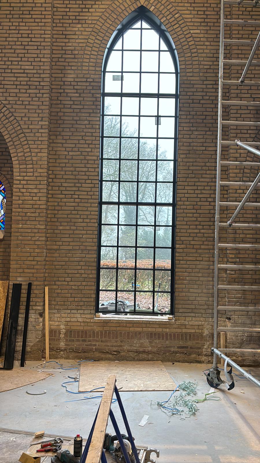 Nieuwe raamopening voorzien van glas en roedes